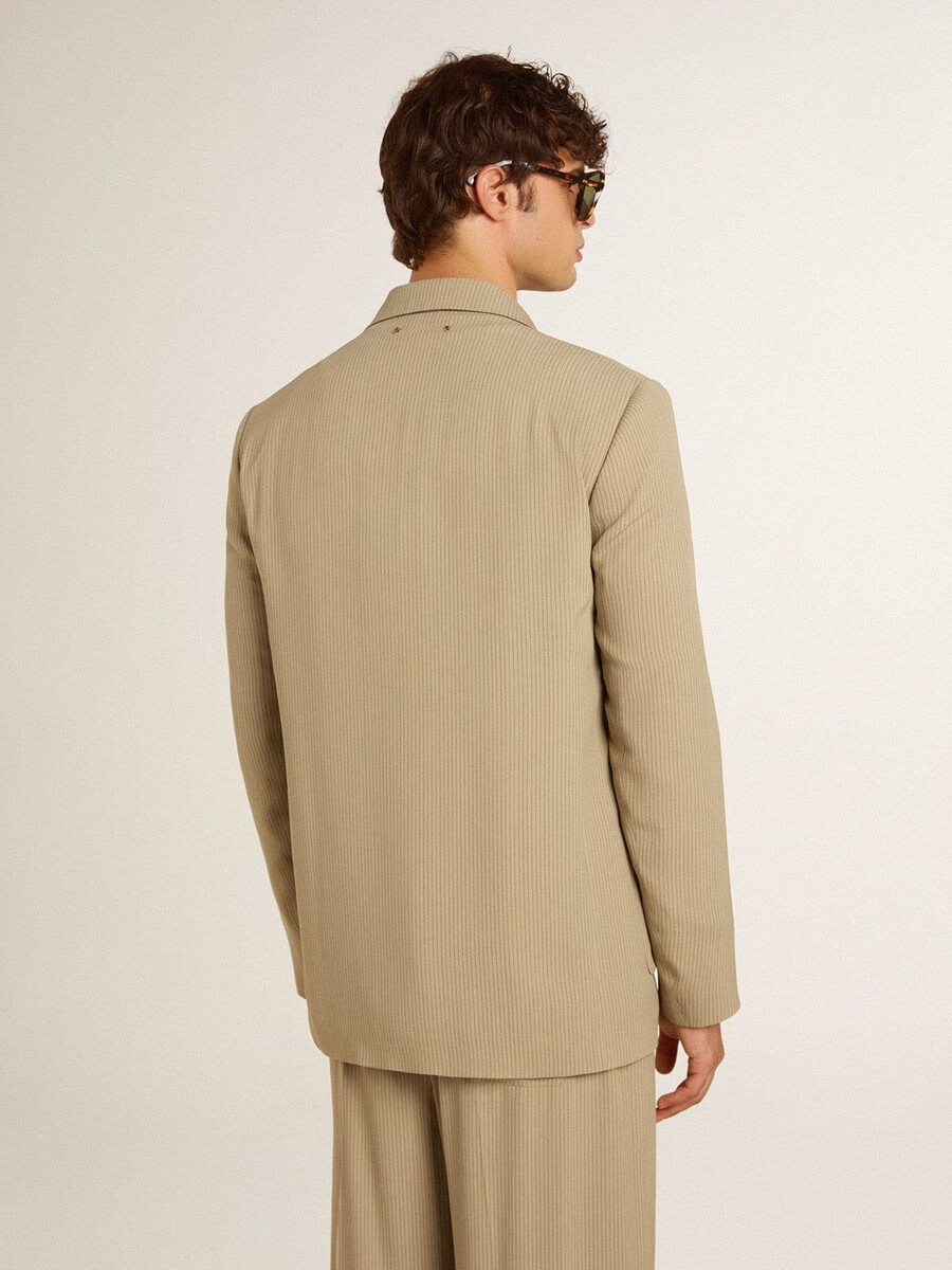 beige herenjas met krijtstreep enkele rij knopen en een oversized pasvorm.