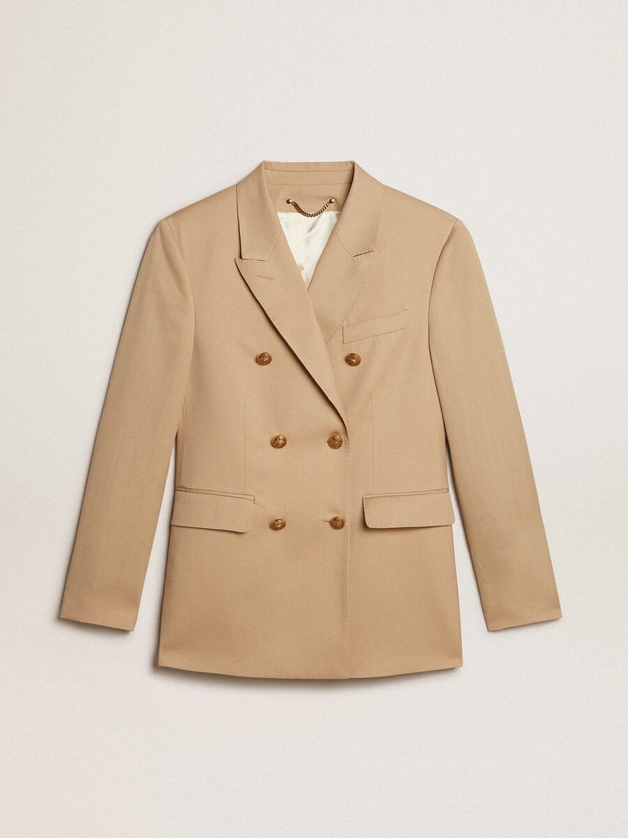 damesblazer met dubbele rij knopen in zandkleur met gouden knopen in heraldisch motief.