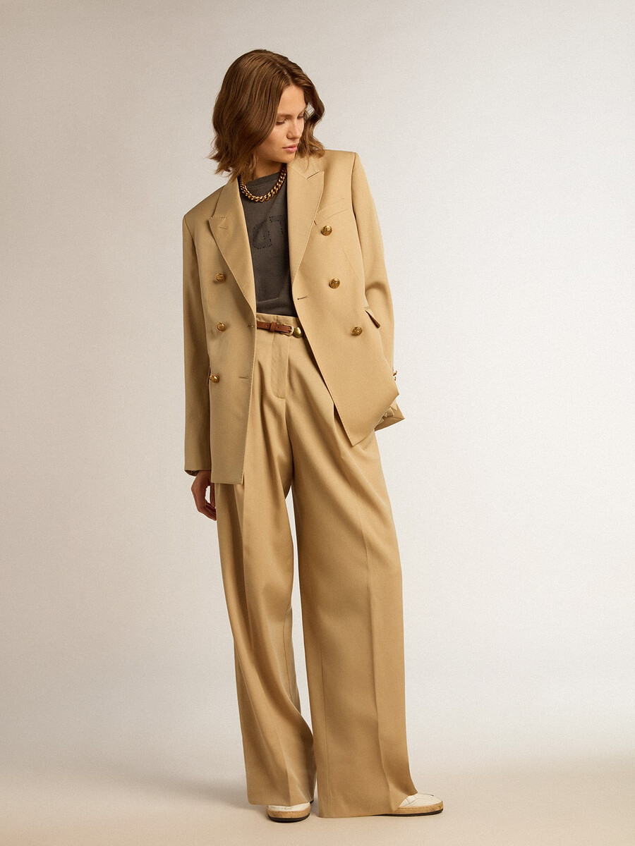 damesblazer met dubbele rij knopen in zandkleur met gouden knopen in heraldisch motief.