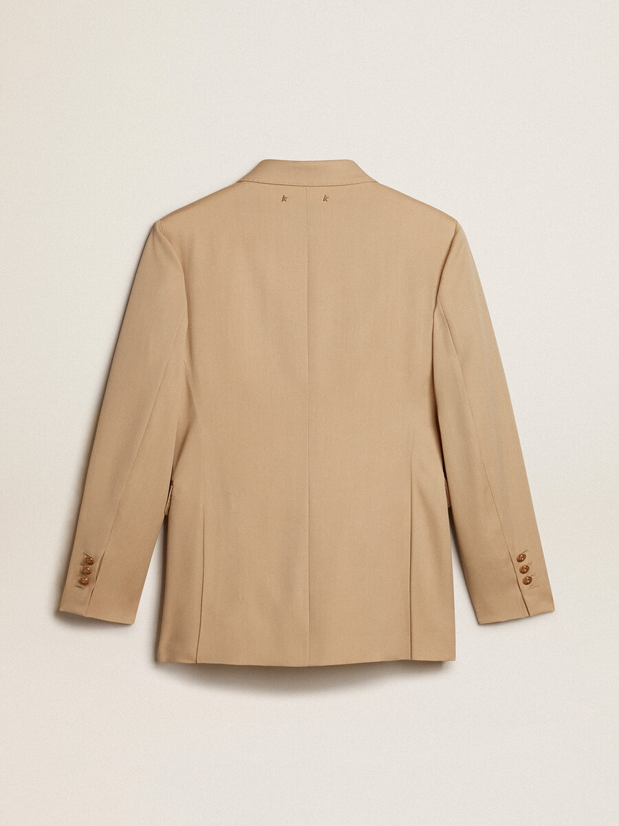 damesblazer met dubbele rij knopen in zandkleur met gouden knopen in heraldisch motief.