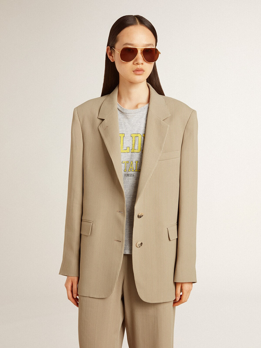 beige damesjasje met krijtstreepjes en enkele rij knopen met een oversized pasvorm.