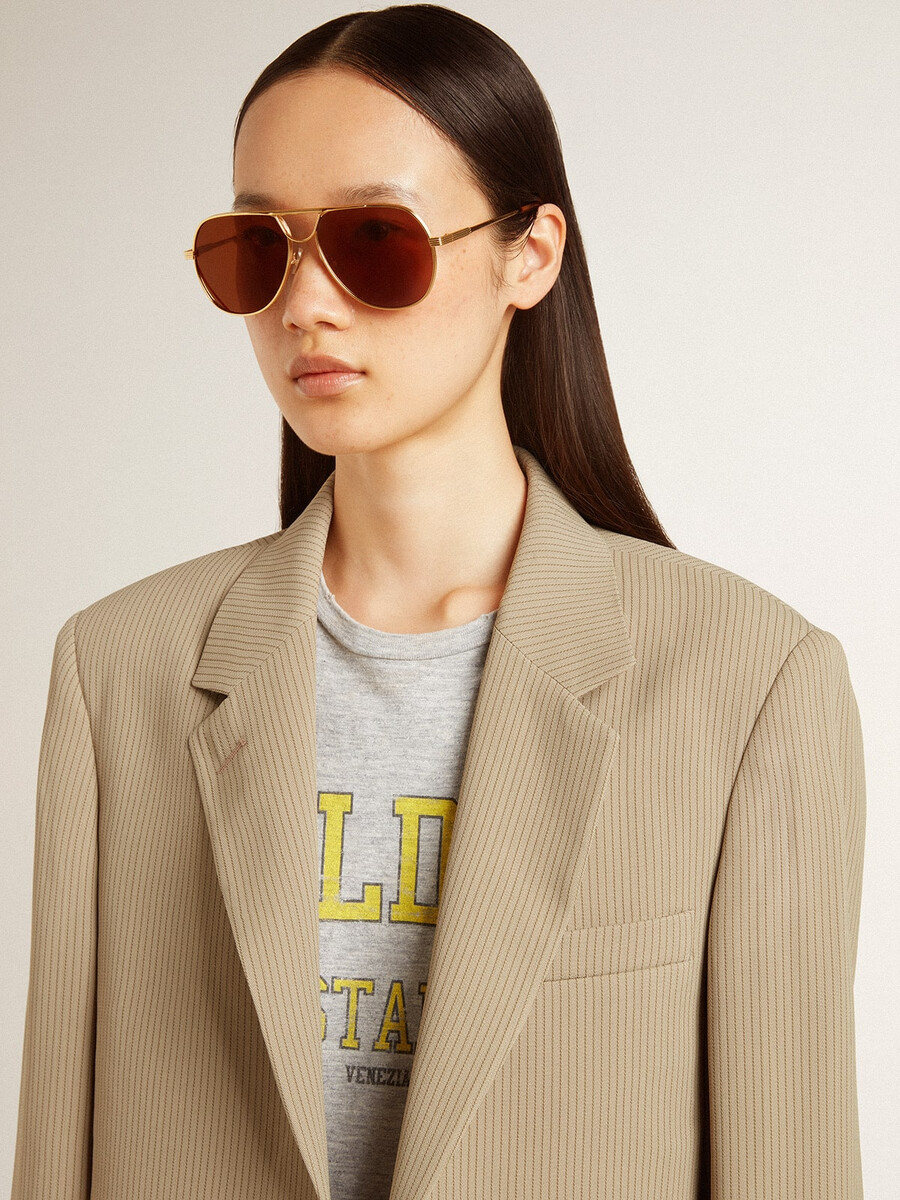 beige damesjasje met krijtstreepjes en enkele rij knopen met een oversized pasvorm.