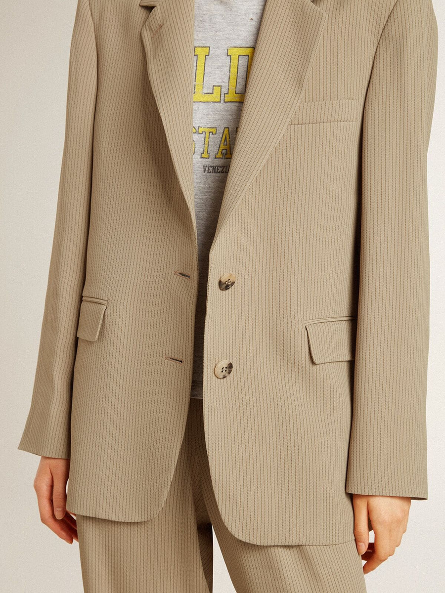 beige damesjasje met krijtstreepjes en enkele rij knopen met een oversized pasvorm.