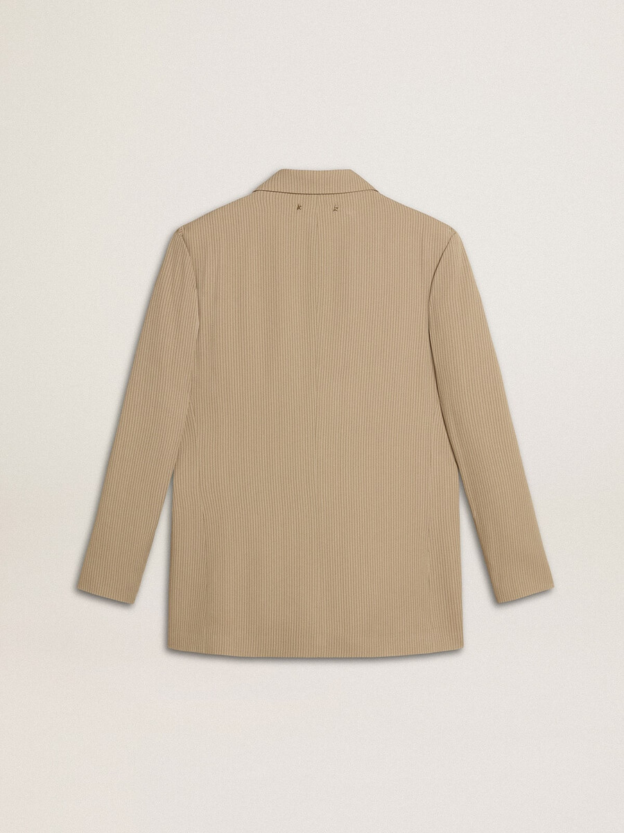beige damesjasje met krijtstreepjes en enkele rij knopen met een oversized pasvorm.