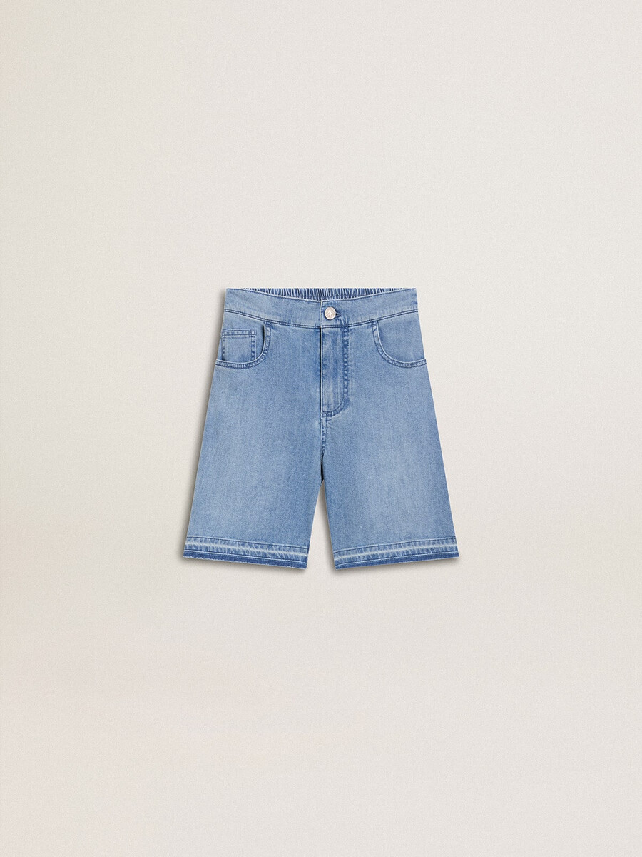 kinderjeansshorts met borduurwerk op de achterkant