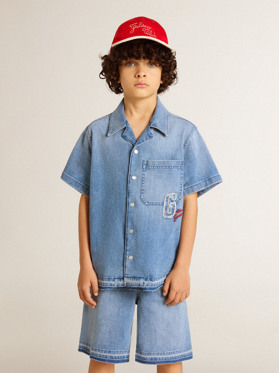 kinderjeansshorts met borduurwerk op de achterkant