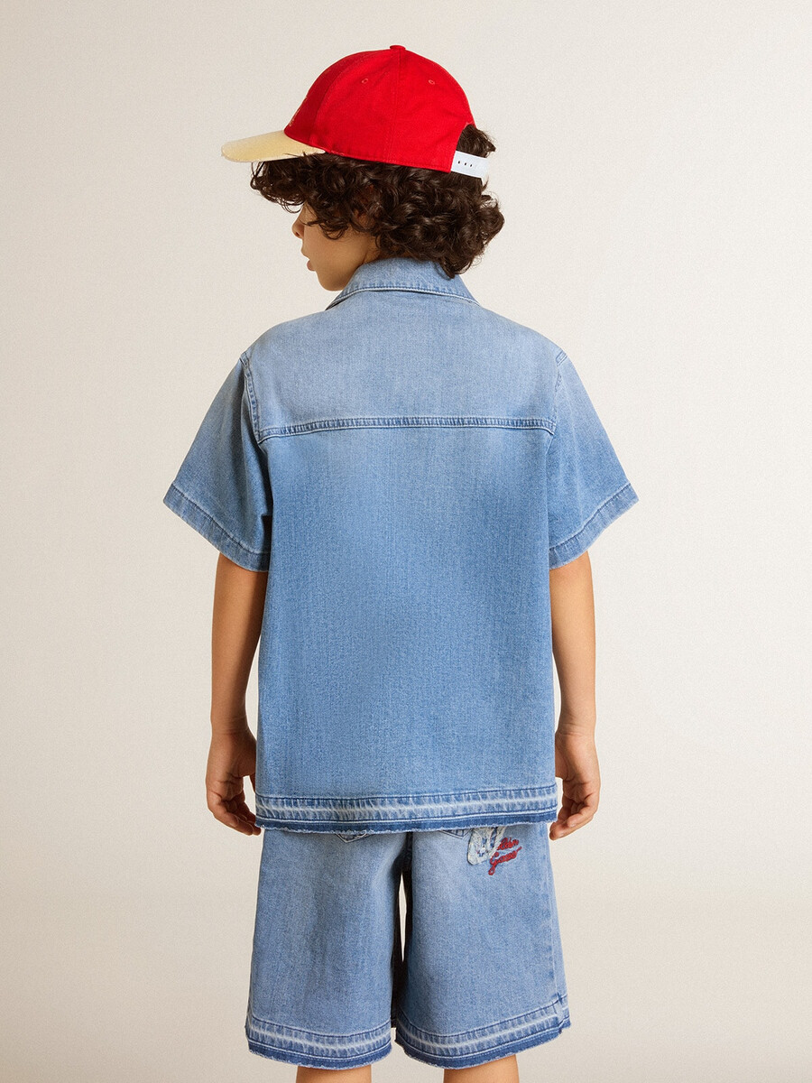 kinderjeansshorts met borduurwerk op de achterkant