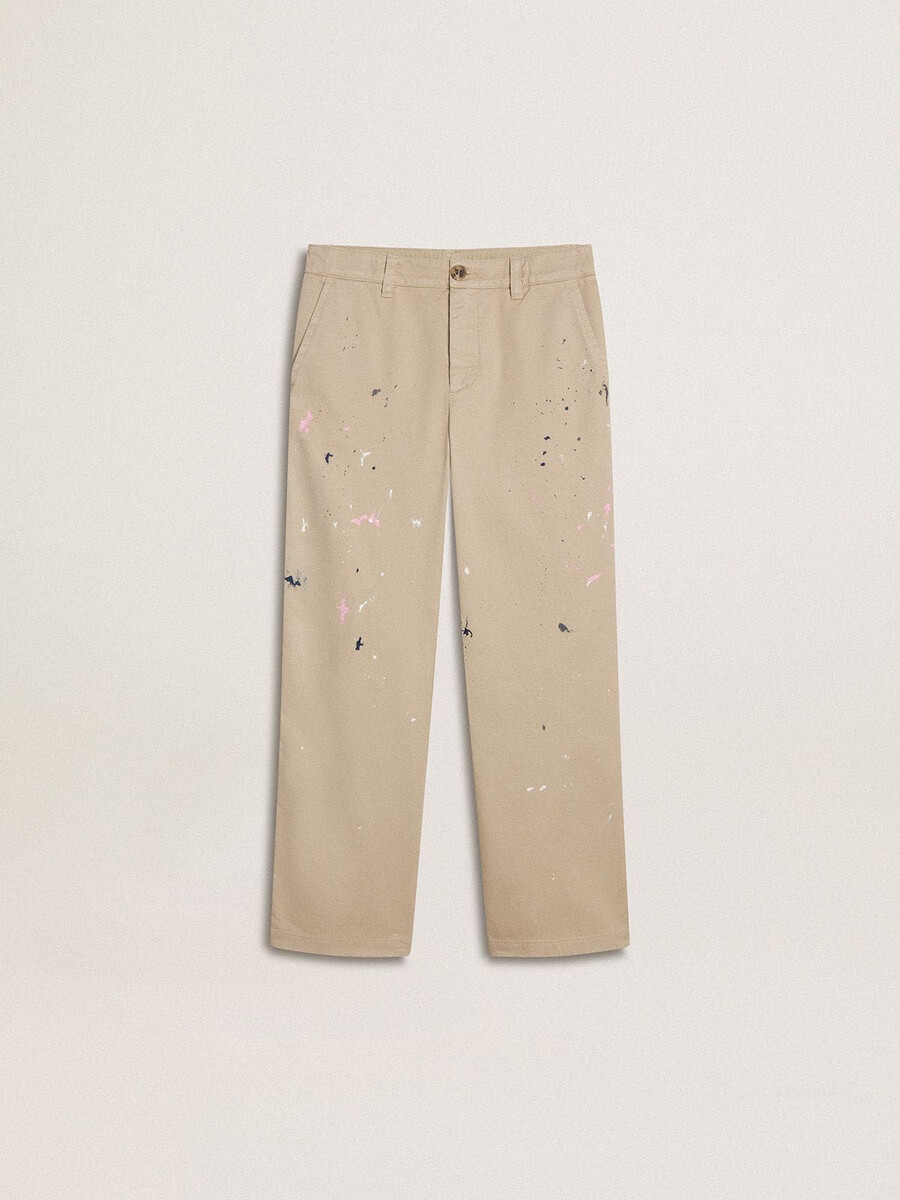 beige chino broek voor kinderen met veelkleurige spetters.