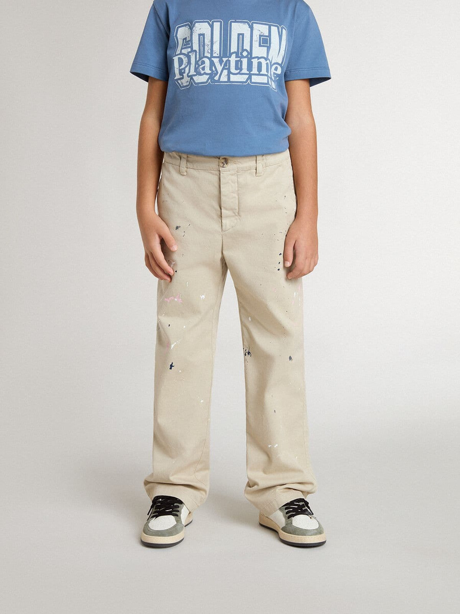 beige chino broek voor kinderen met veelkleurige spetters.