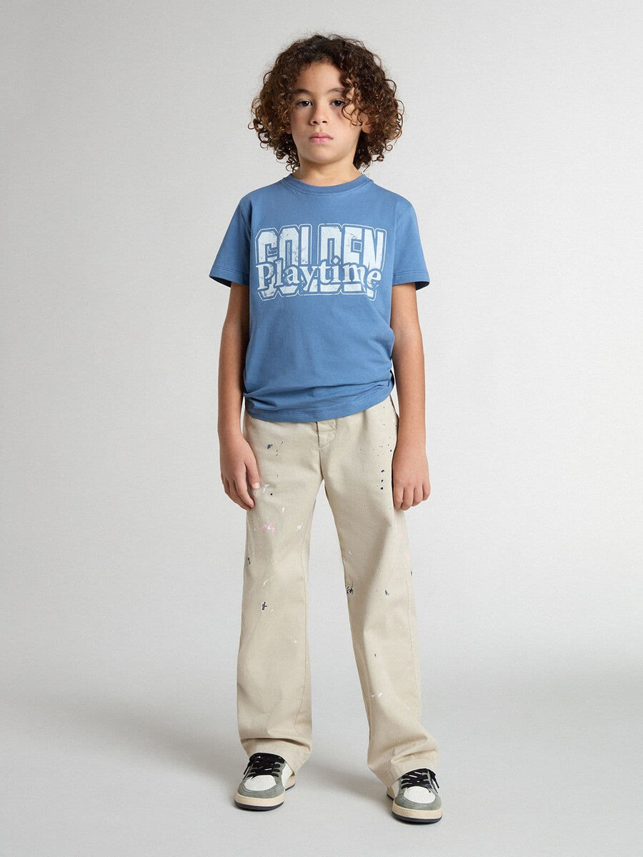 beige chino broek voor kinderen met veelkleurige spetters.