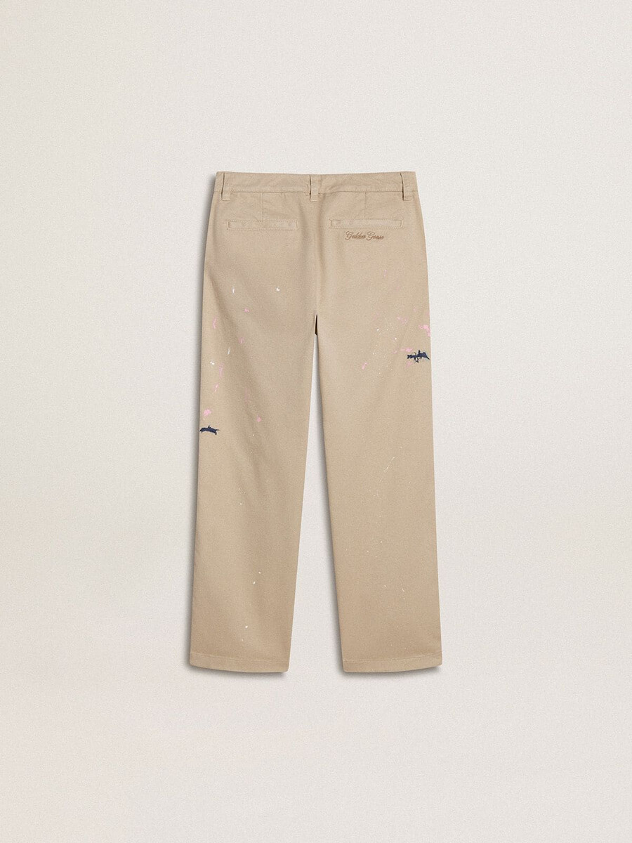beige chino broek voor kinderen met veelkleurige spetters.