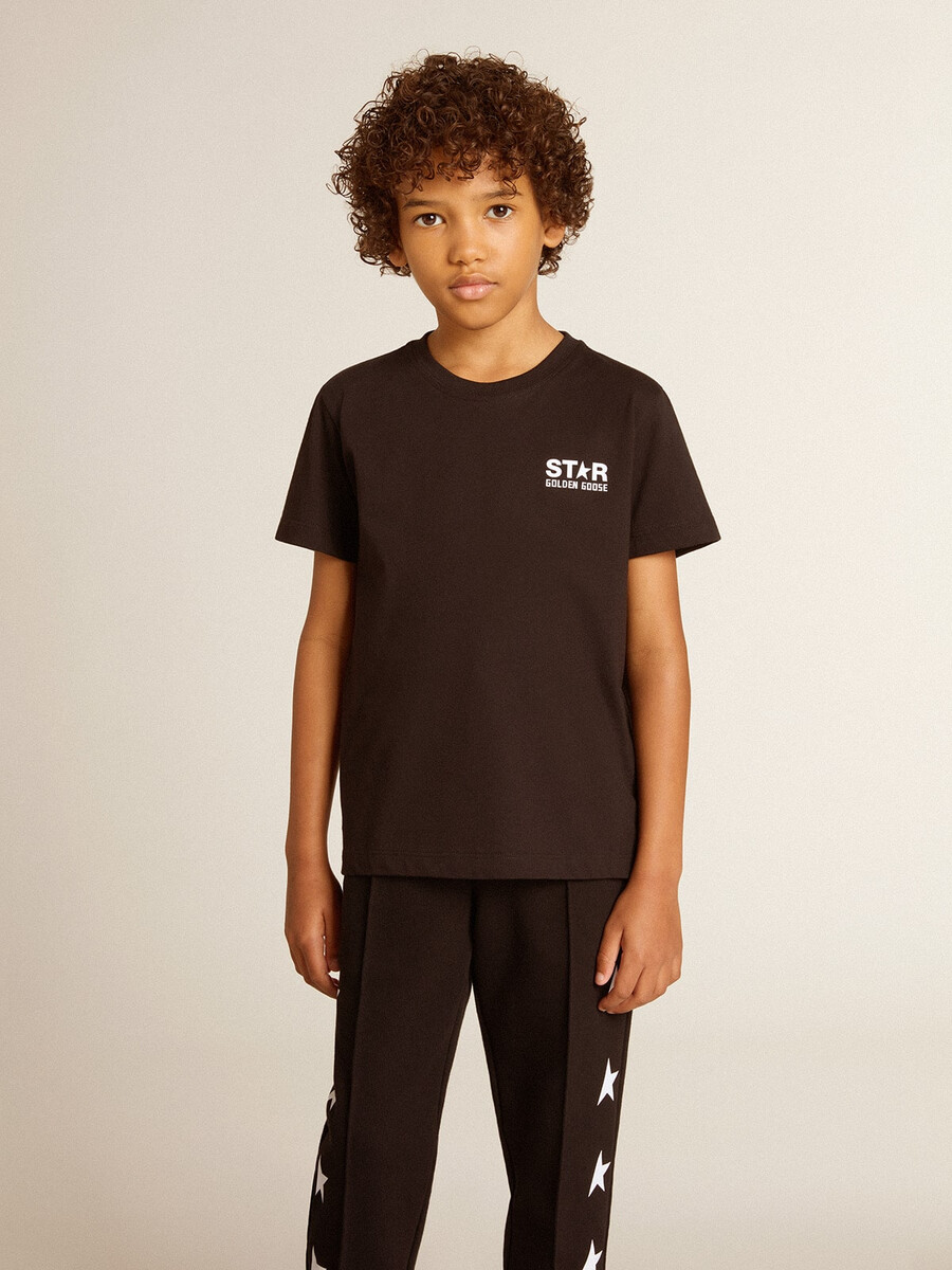 zwart t-shirt met contrasterend wit logo op de voorkant en maxi-ster op de achterkant.