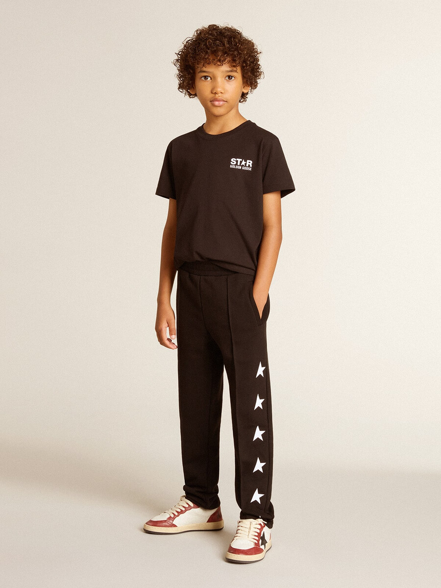 zwart t-shirt met contrasterend wit logo op de voorkant en maxi-ster op de achterkant.