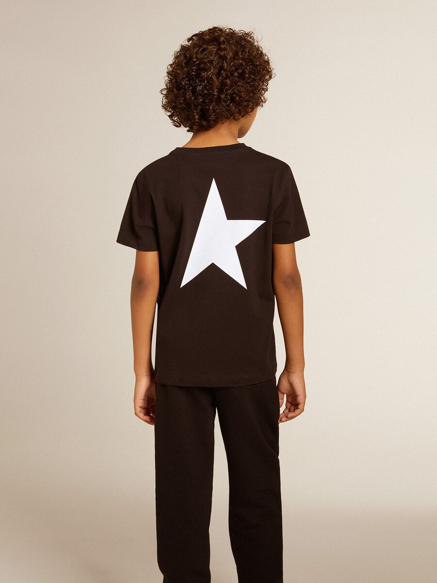 zwart t-shirt met contrasterend wit logo op de voorkant en maxi-ster op de achterkant.