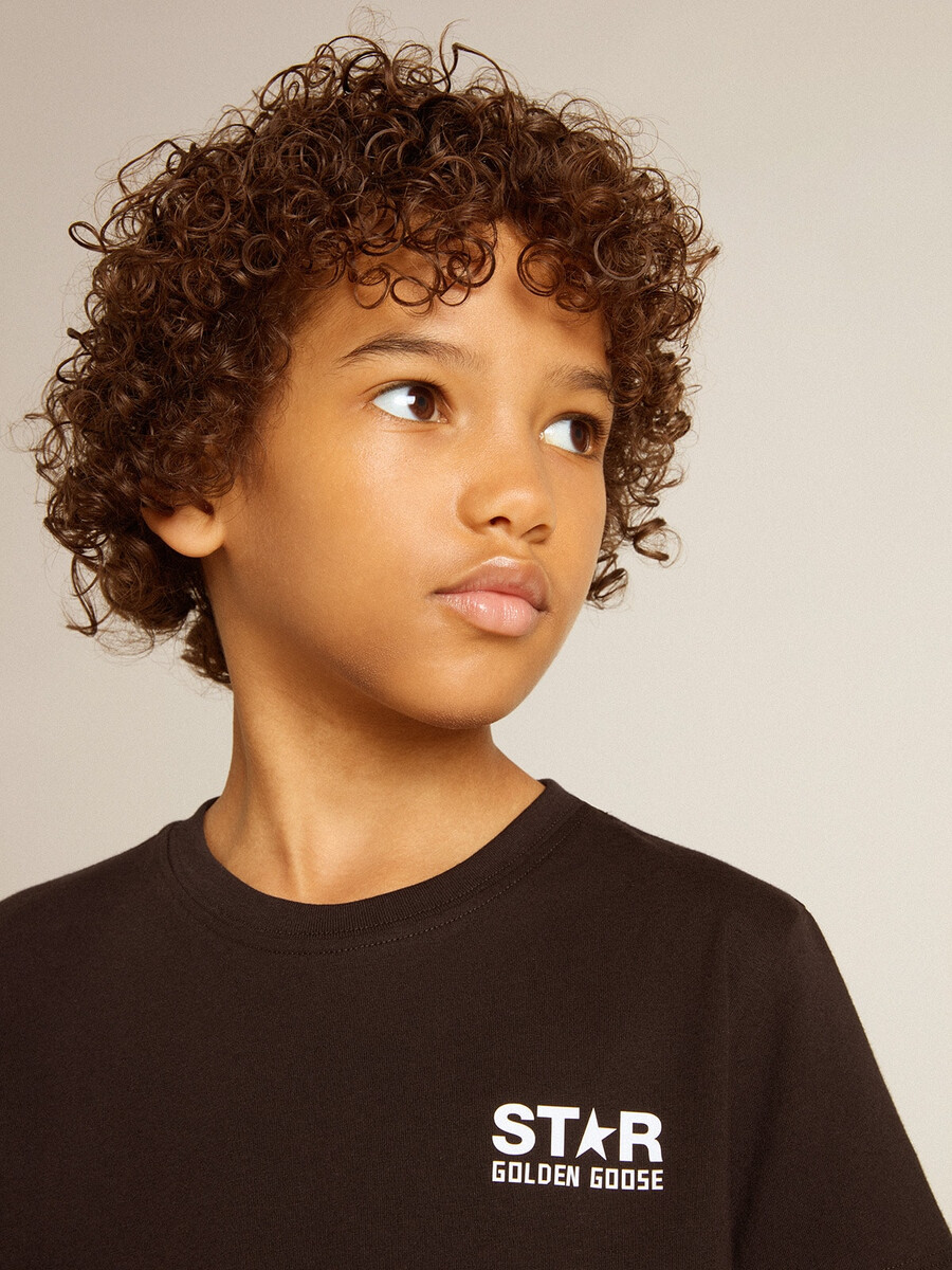 zwart t-shirt met contrasterend wit logo op de voorkant en maxi-ster op de achterkant.