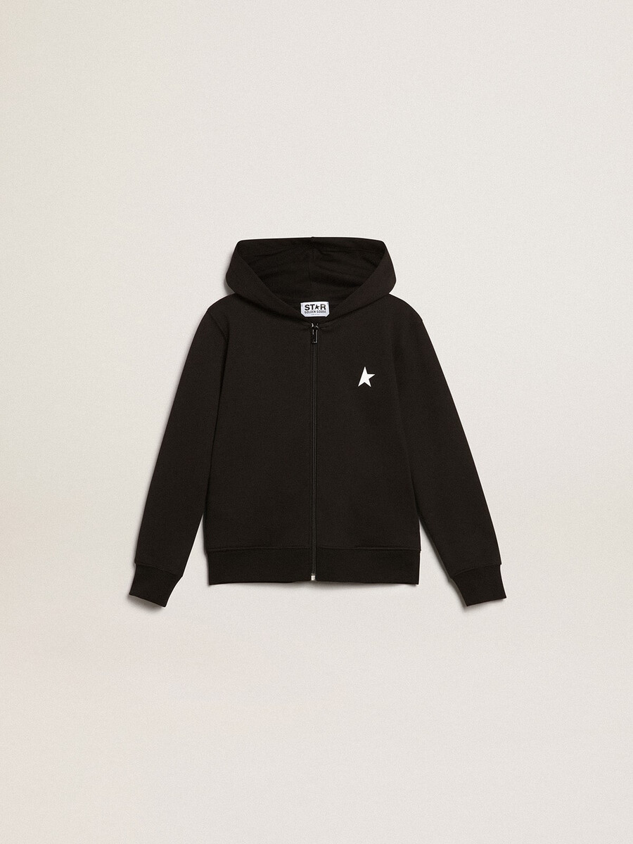 zwarte hoodie met contrasterende witte ster en logo.