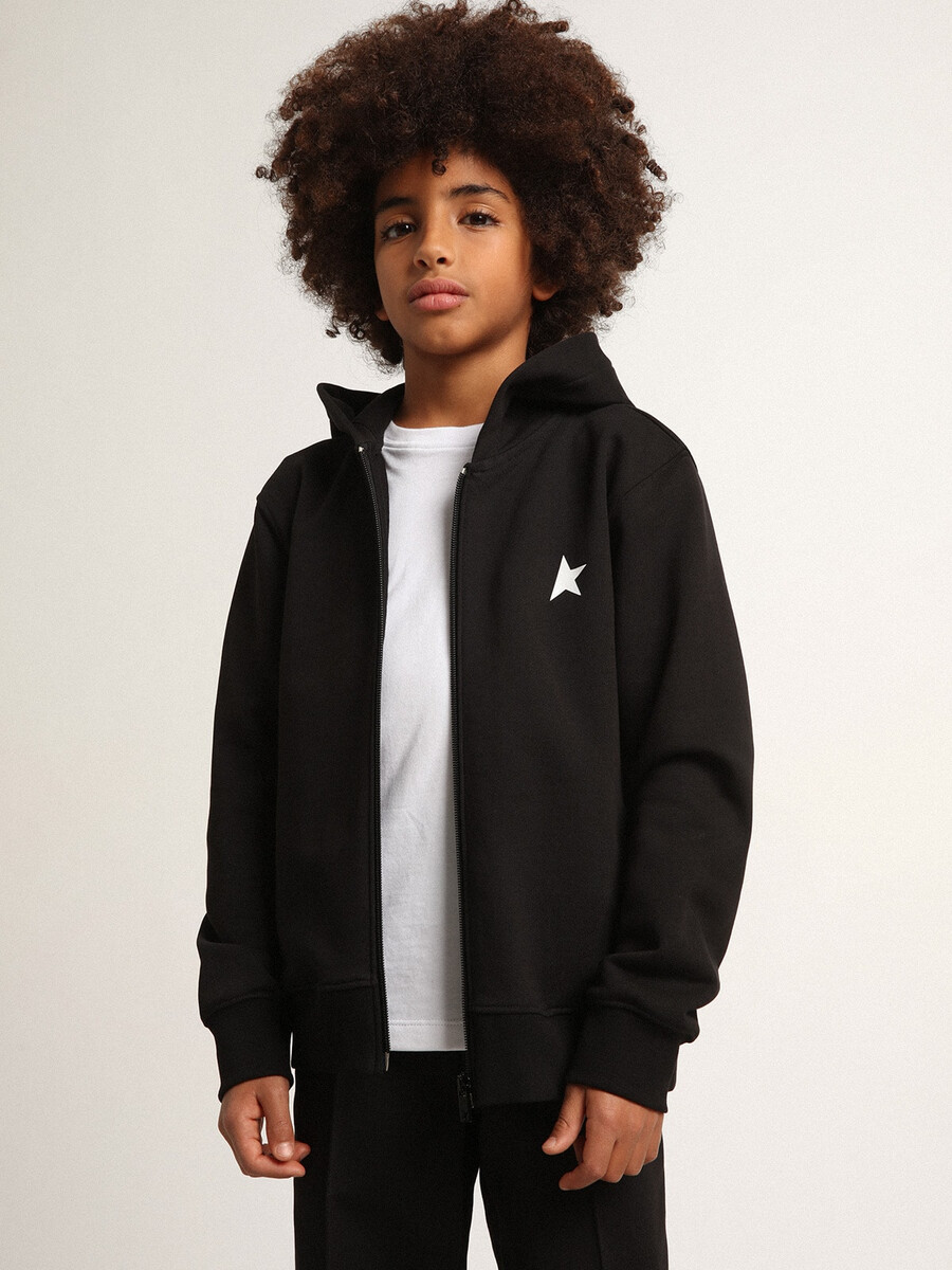 zwarte hoodie met contrasterende witte ster en logo.