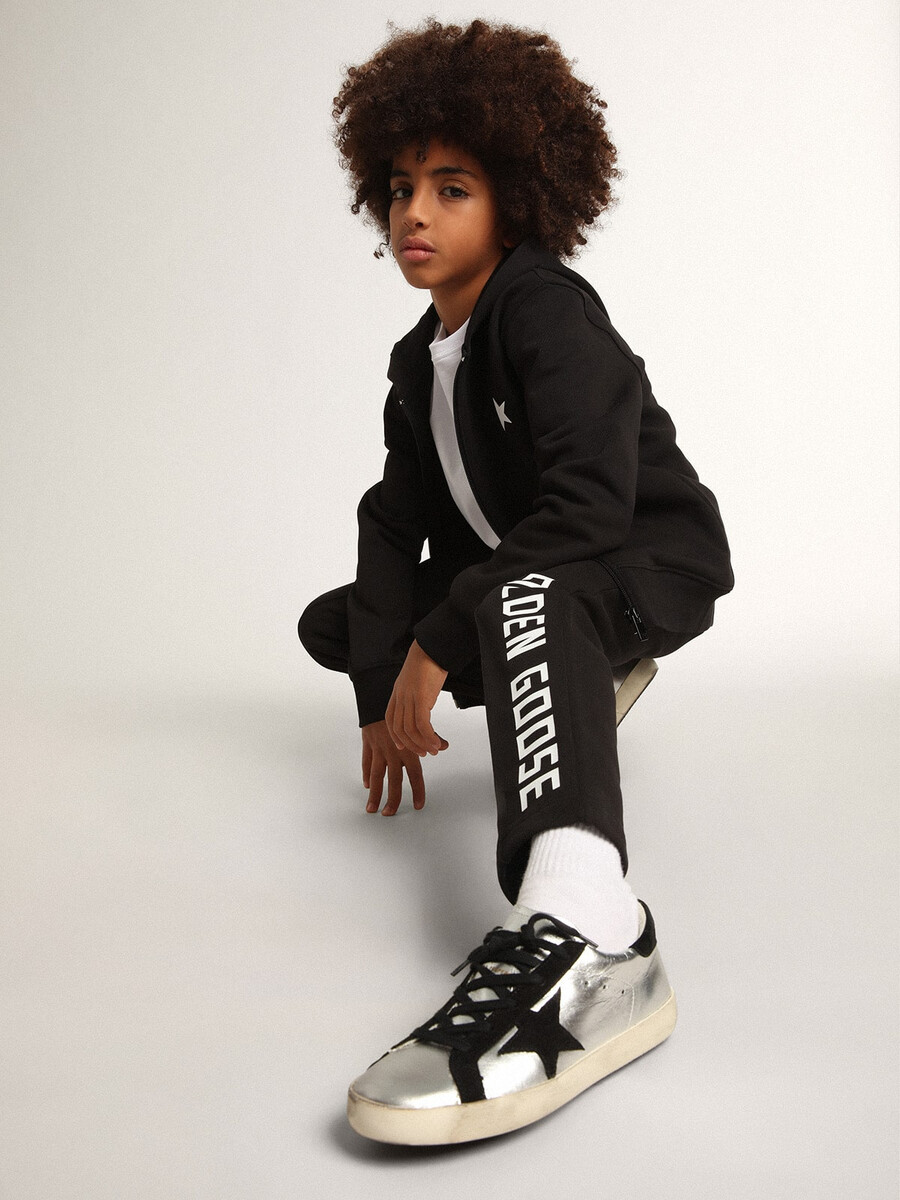 zwarte hoodie met contrasterende witte ster en logo.