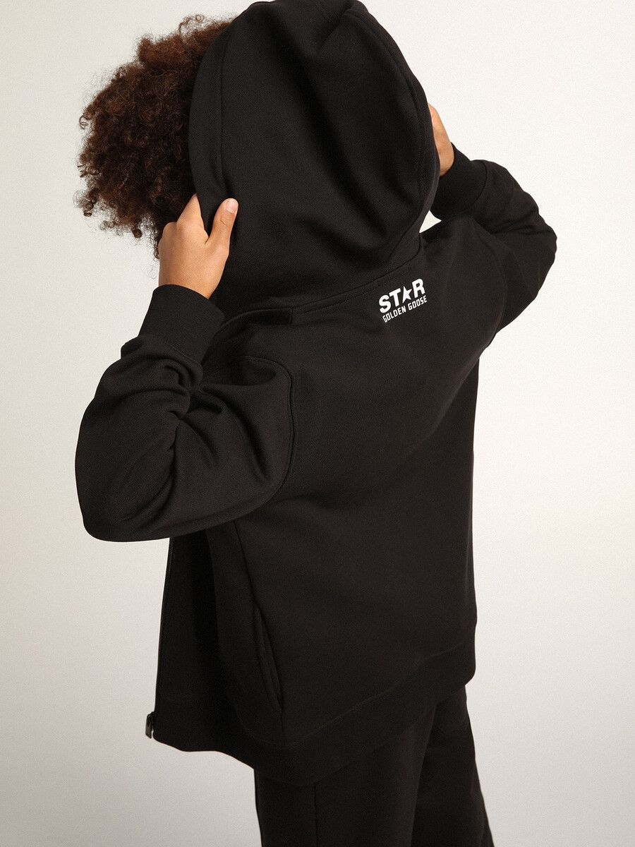 zwarte hoodie met contrasterende witte ster en logo.