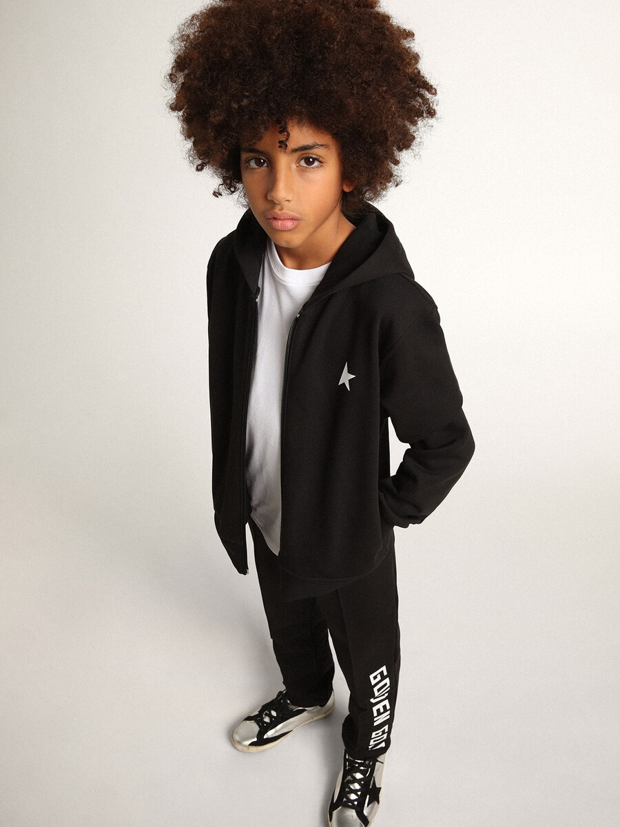 zwarte hoodie met contrasterende witte ster en logo.