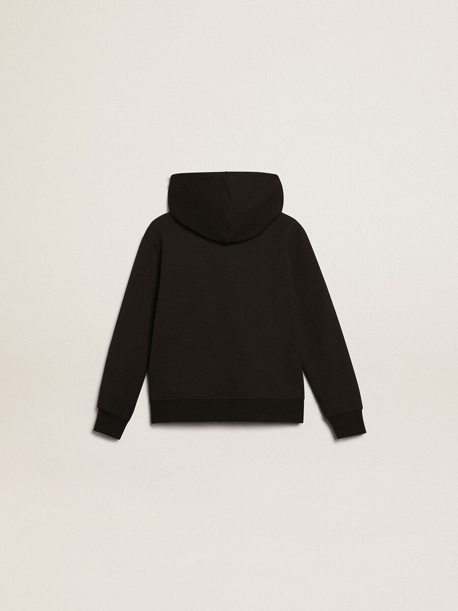zwarte hoodie met contrasterende witte ster en logo.