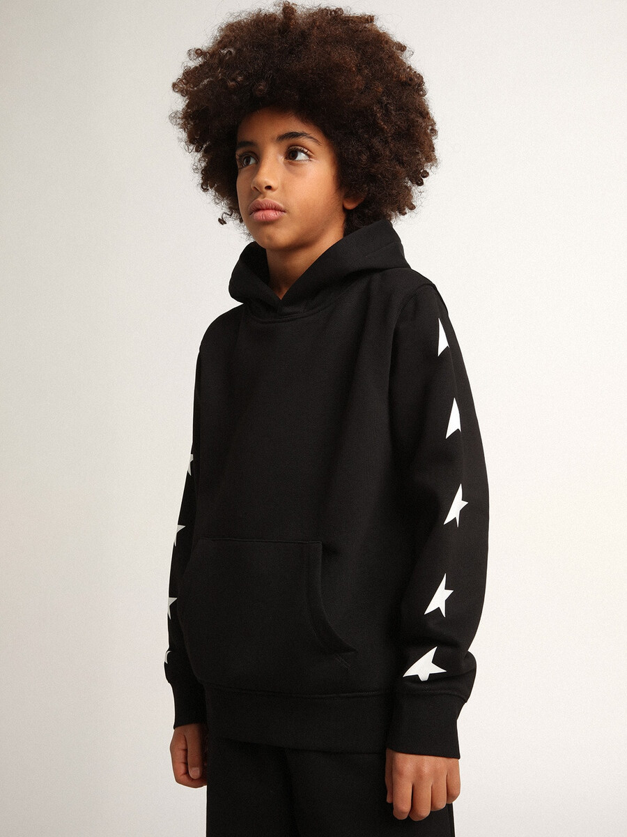 zwarte hoodie voor jongens met contrasterende witte sterren.