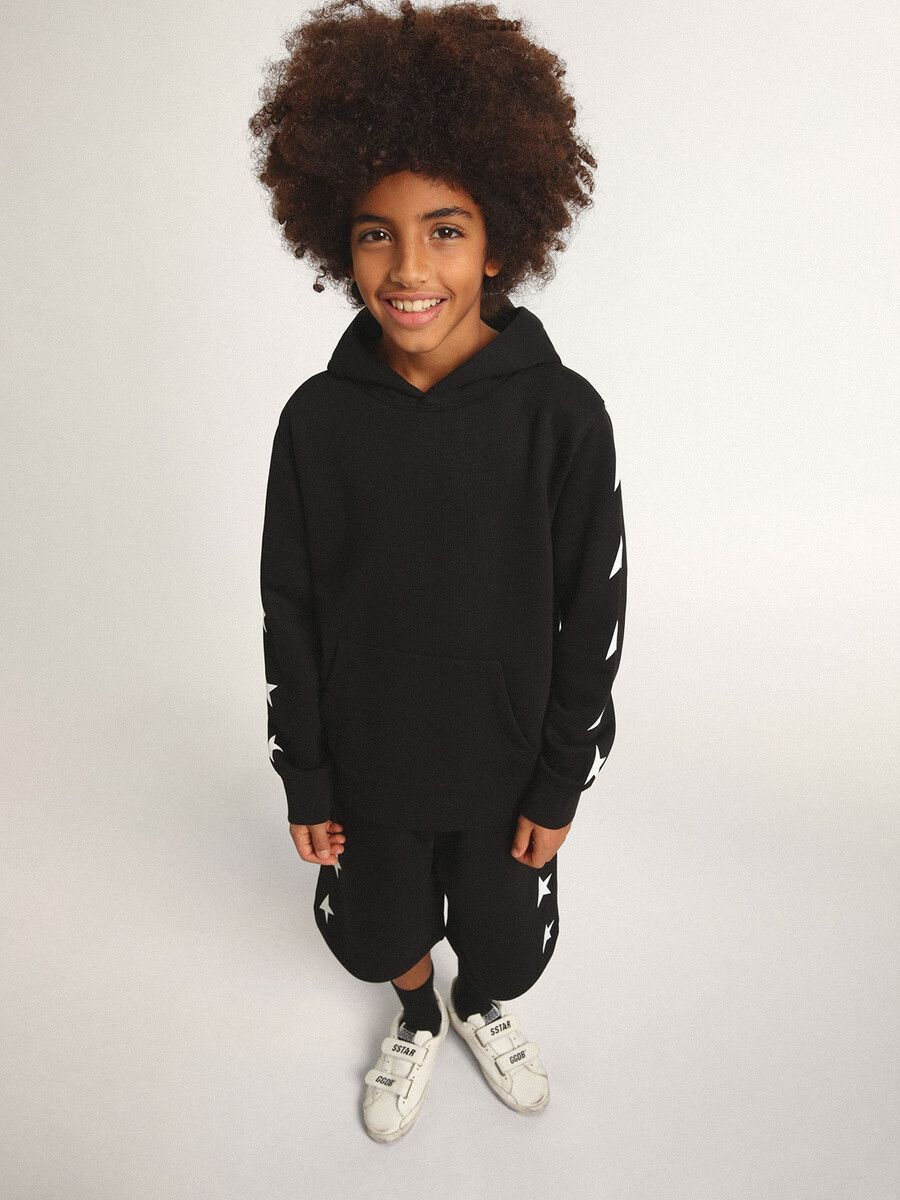 zwarte hoodie voor jongens met contrasterende witte sterren.
