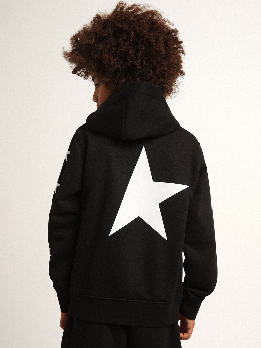 zwarte hoodie voor jongens met contrasterende witte sterren.