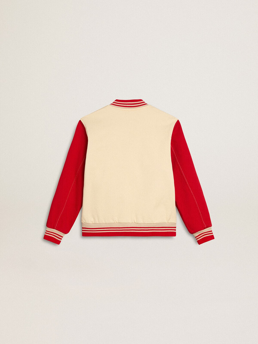 kinderbomberjack van beige en rood katoen met borduurwerk op de borst.
