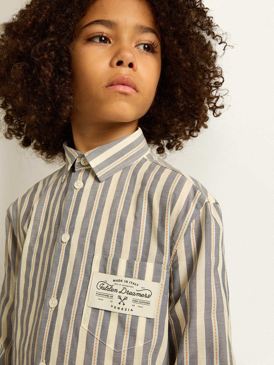 gestreept jongensshirt met golden dreamers-detail op de zak.