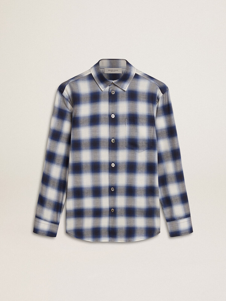 blauw-wit geruit jongenshemd met print op de achterkant.