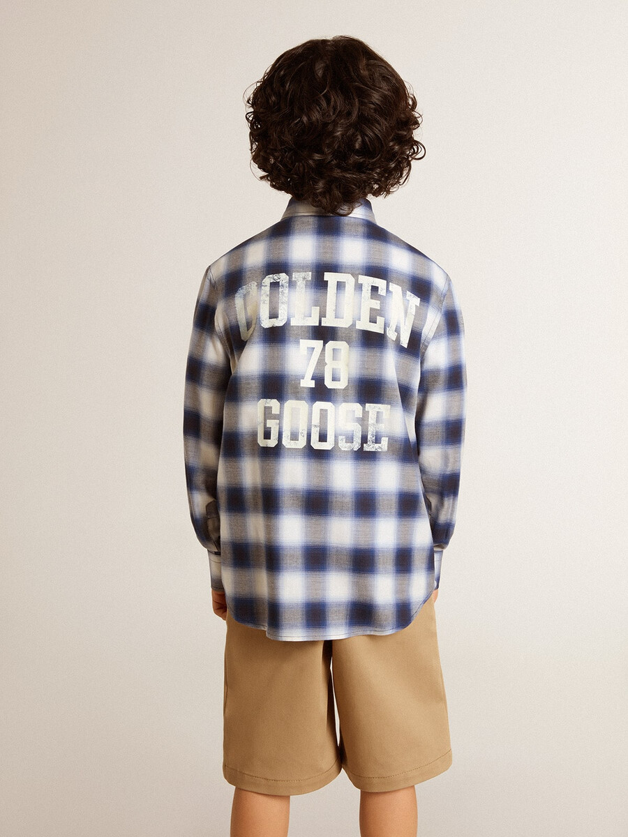 blauw-wit geruit jongenshemd met print op de achterkant.