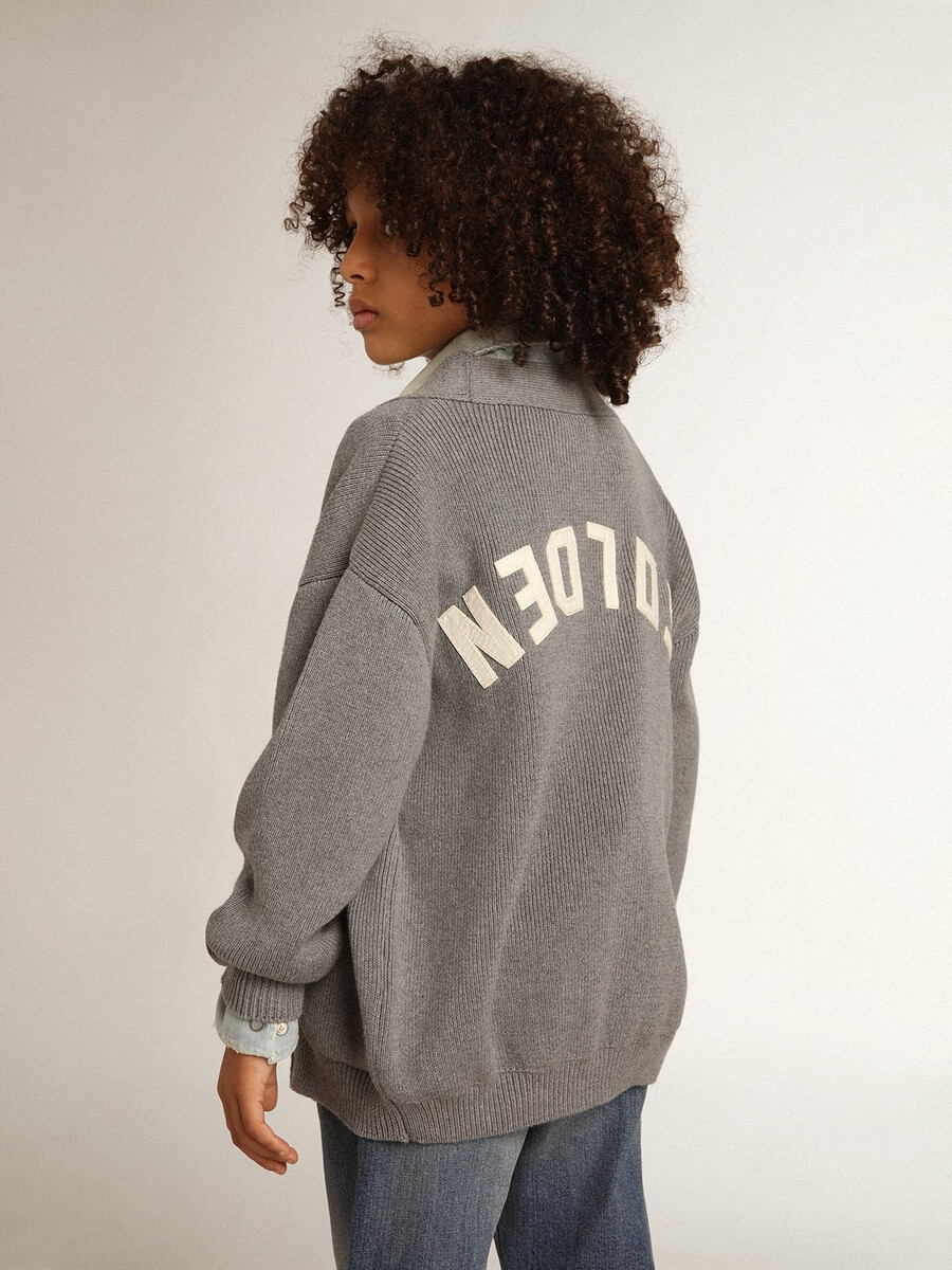 grijze katoenen cardigan met logo op de achterkant.