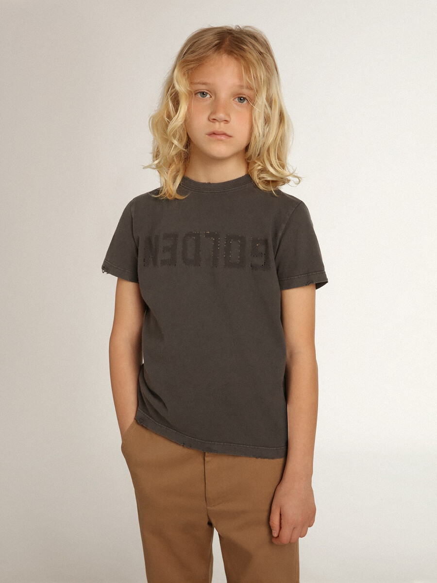 grijs jongens-t-shirt met een verwassen look.