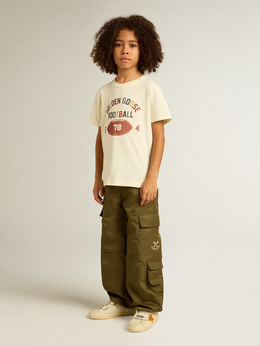 t-shirt voor jongens in versleten wit met veelkleurige letters.