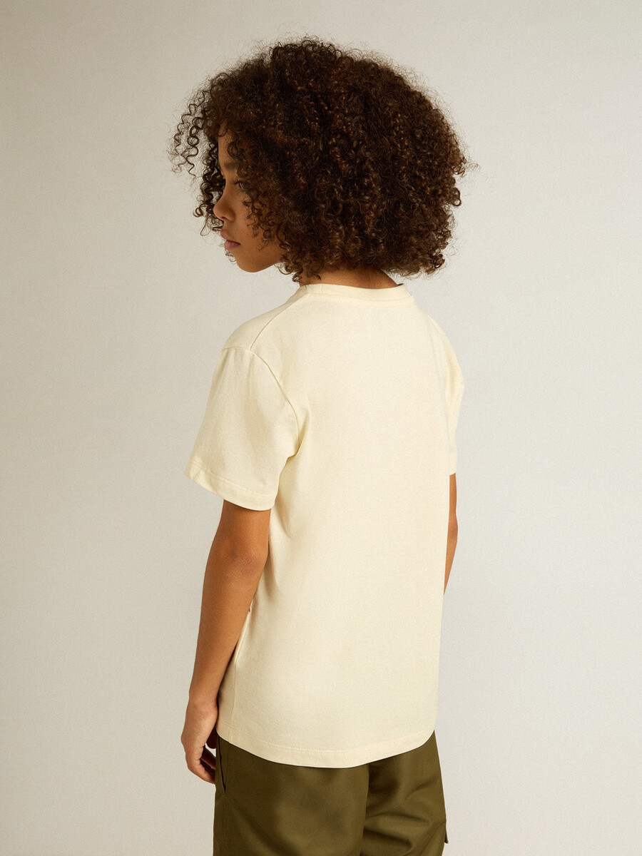 t-shirt voor jongens in versleten wit met veelkleurige letters.