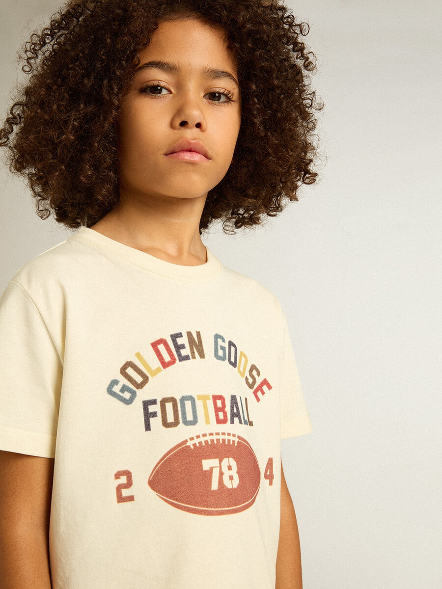 t-shirt voor jongens in versleten wit met veelkleurige letters.
