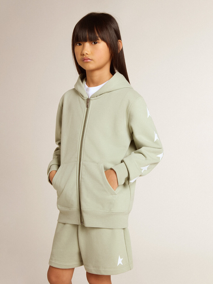 lichtgroene sweater met ritssluiting.