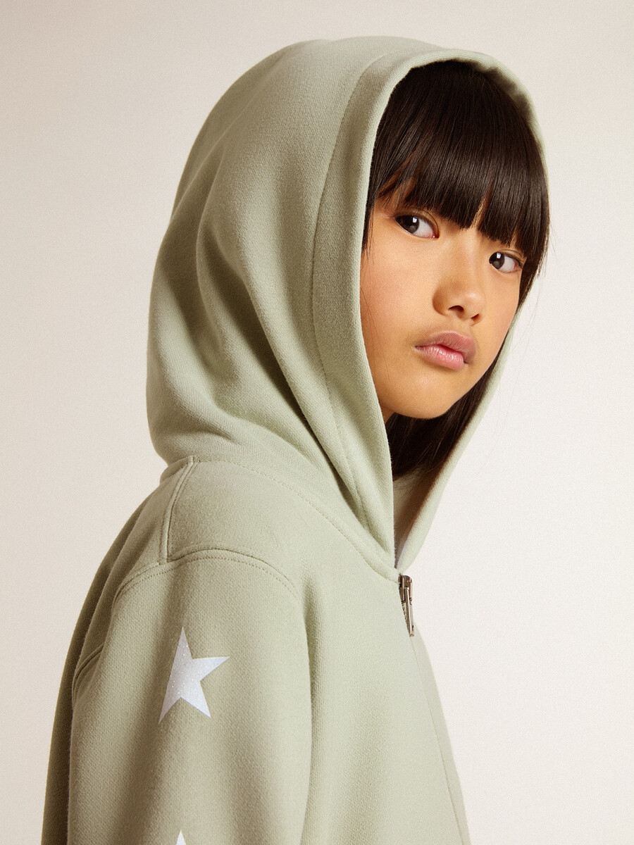 lichtgroene sweater met ritssluiting.