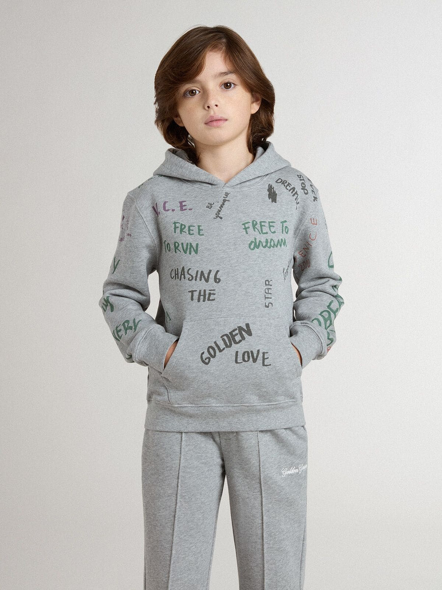 grijze kindertrui met veelkleurige opdruk.