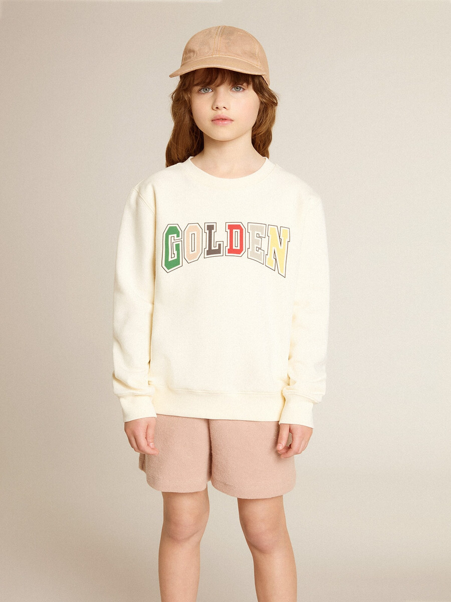 sweatshirt in verouderd wit met veelkleurige gouden letters op de voorkant.