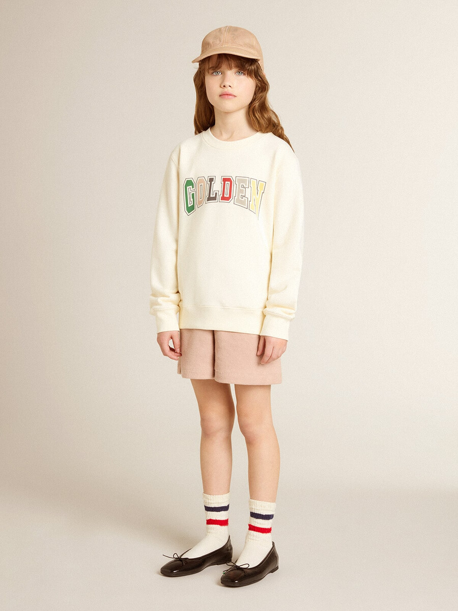 sweatshirt in verouderd wit met veelkleurige gouden letters op de voorkant.