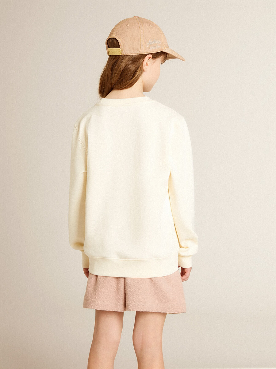 sweatshirt in verouderd wit met veelkleurige gouden letters op de voorkant.