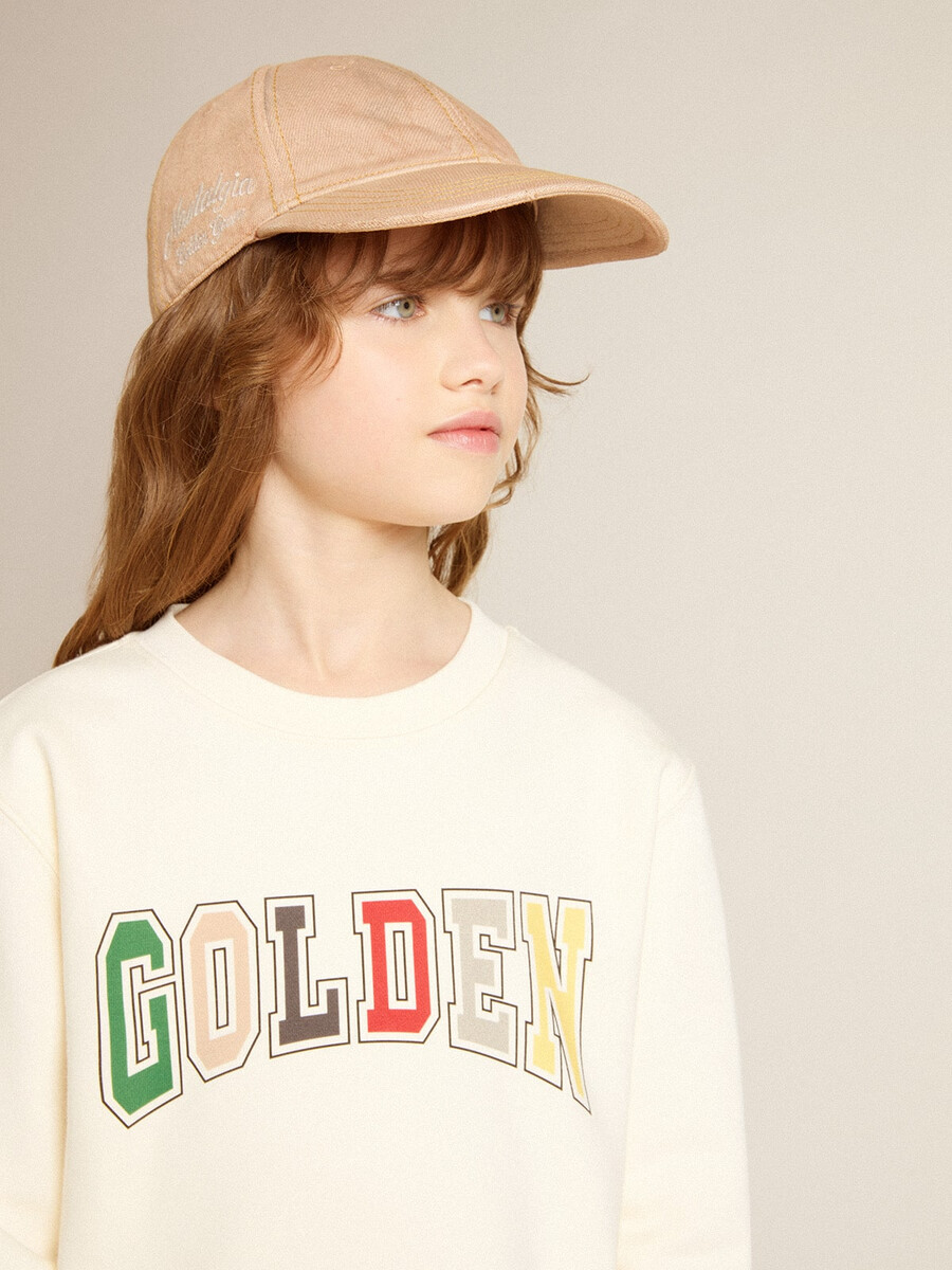 sweatshirt in verouderd wit met veelkleurige gouden letters op de voorkant.
