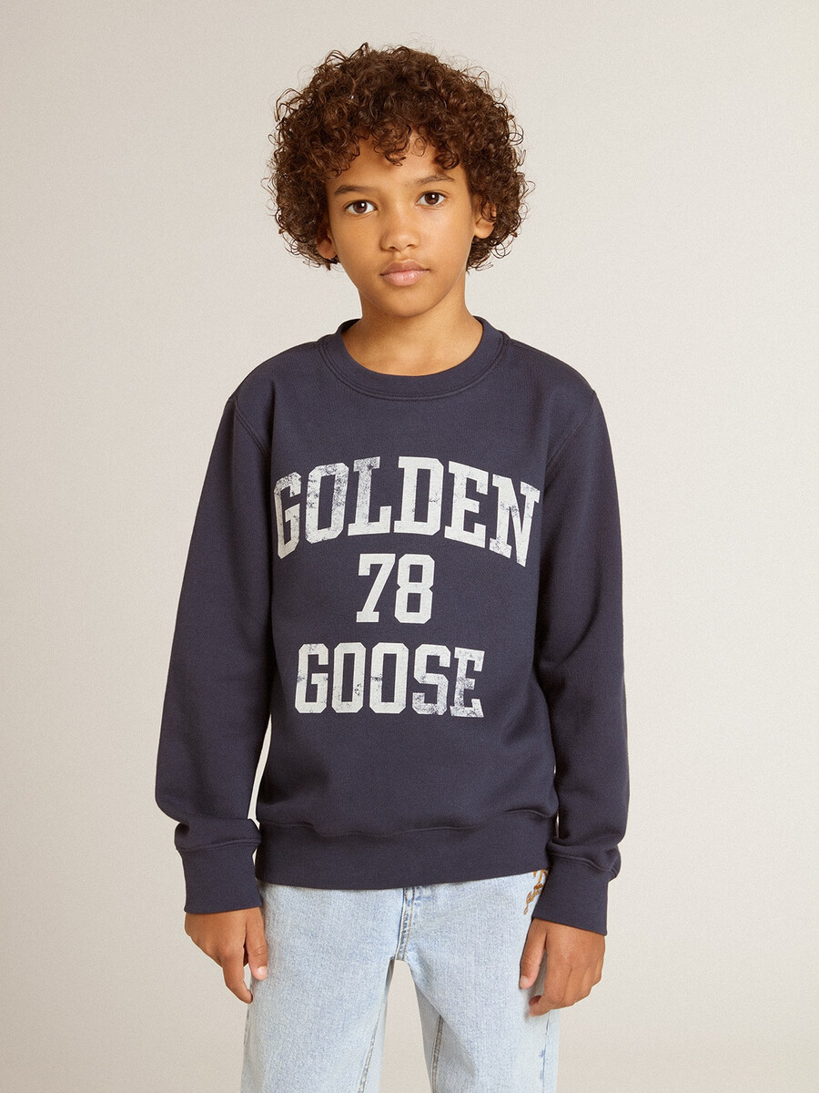 donkerblauwe jongenssweatshirt met witte opdruk
