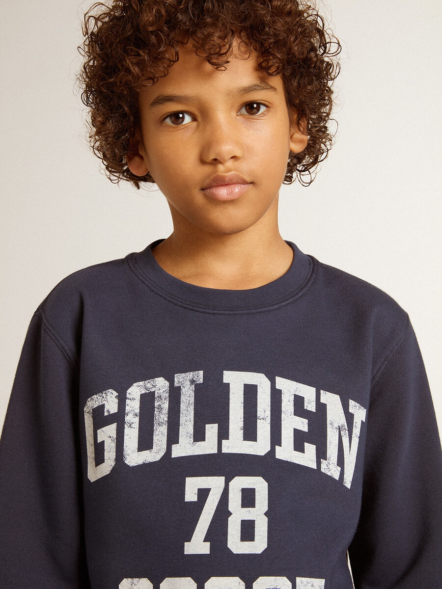donkerblauwe jongenssweatshirt met witte opdruk