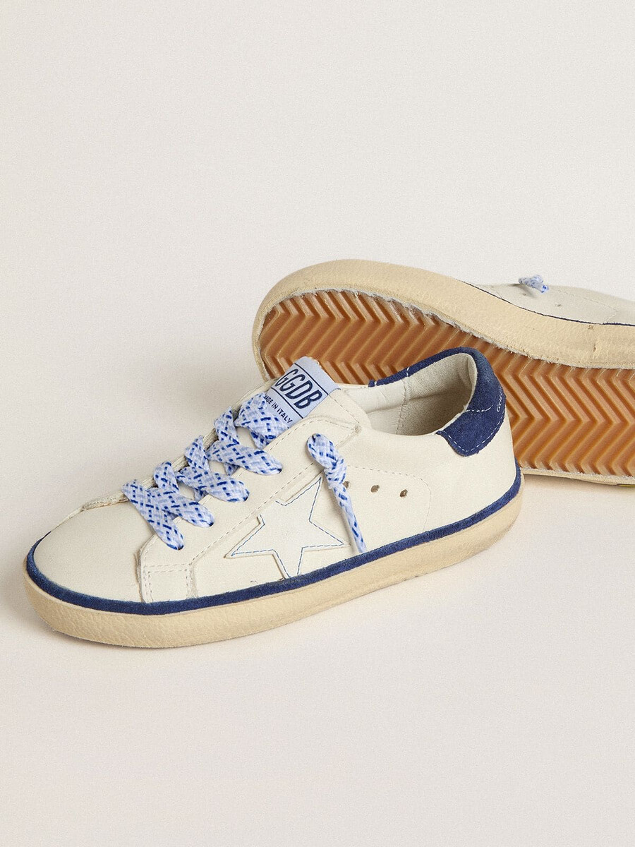junior super-star in wit leer met een hielstuk van blauw suède.