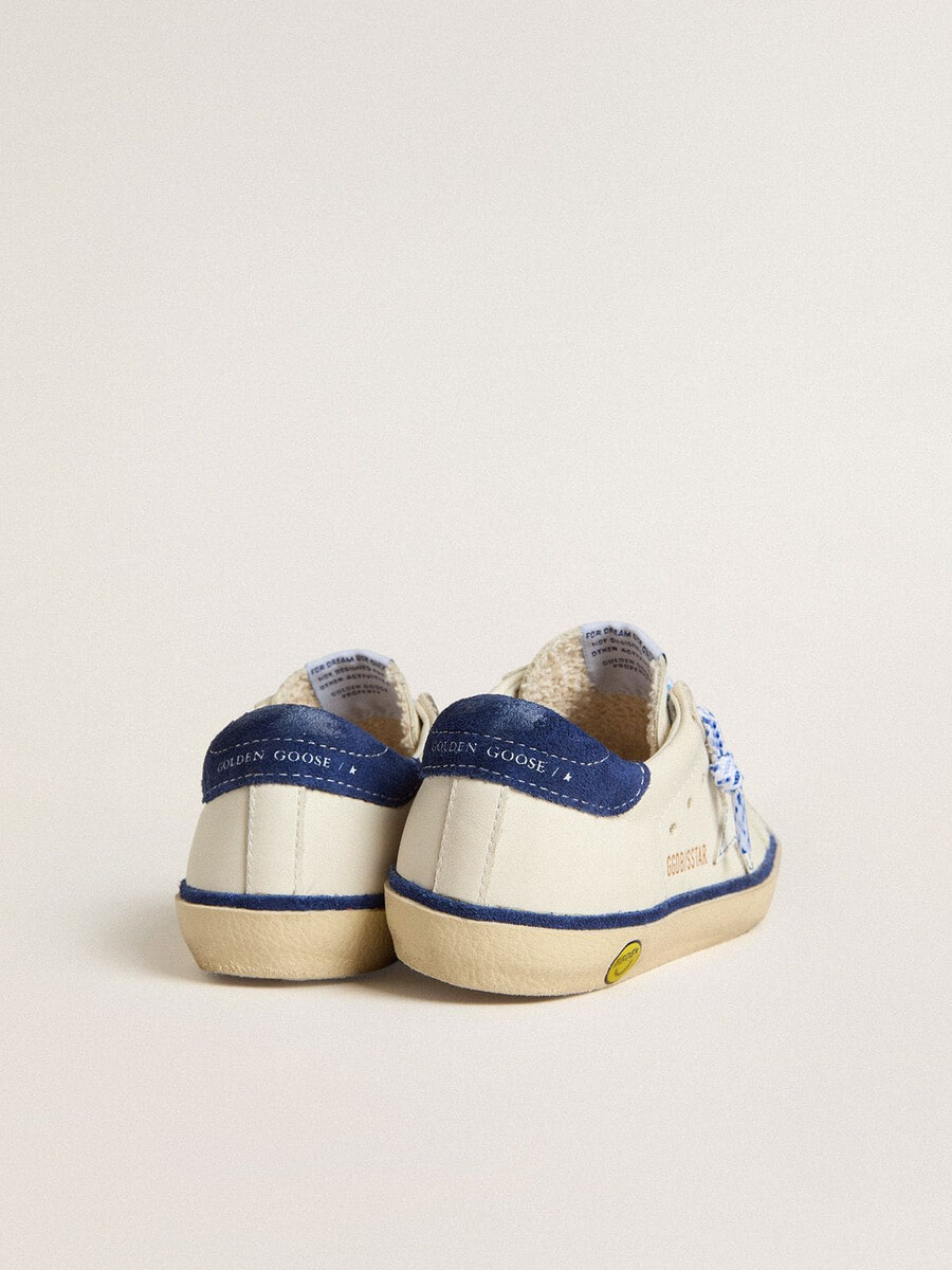 junior super-star in wit leer met een hielstuk van blauw suède.