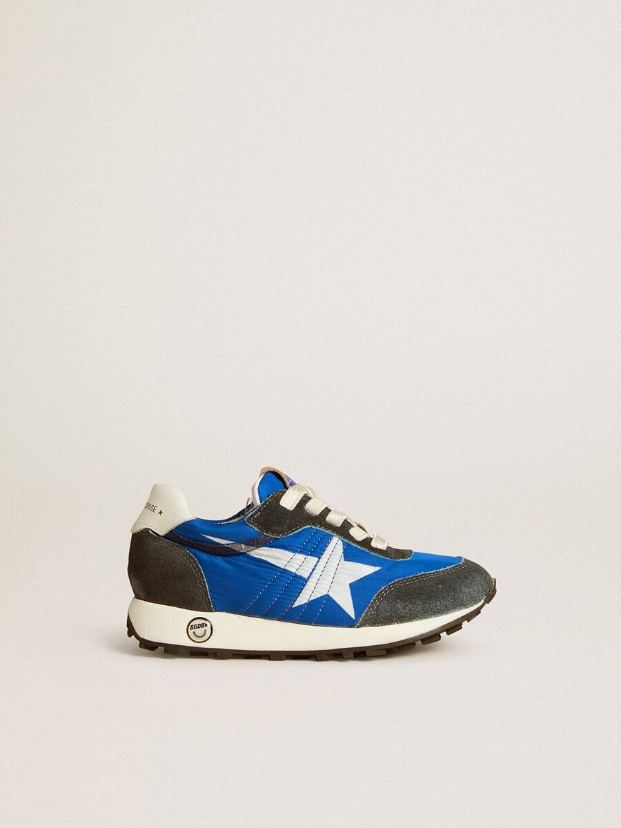marathon junior in blauw nylon met bedrukte ster en leren hielstuk.