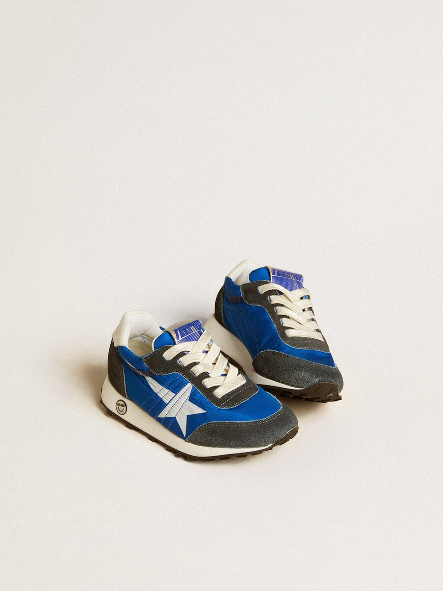 marathon junior in blauw nylon met bedrukte ster en leren hielstuk.